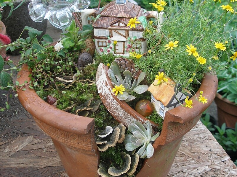 Recyclage : Créer des mini-jardins dans des pots cassés