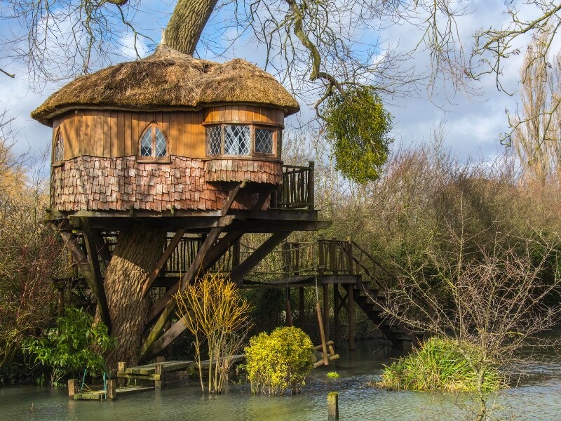 Cabane dans les arbres à Amberley en Angleterre - Photo : Peter Perhac