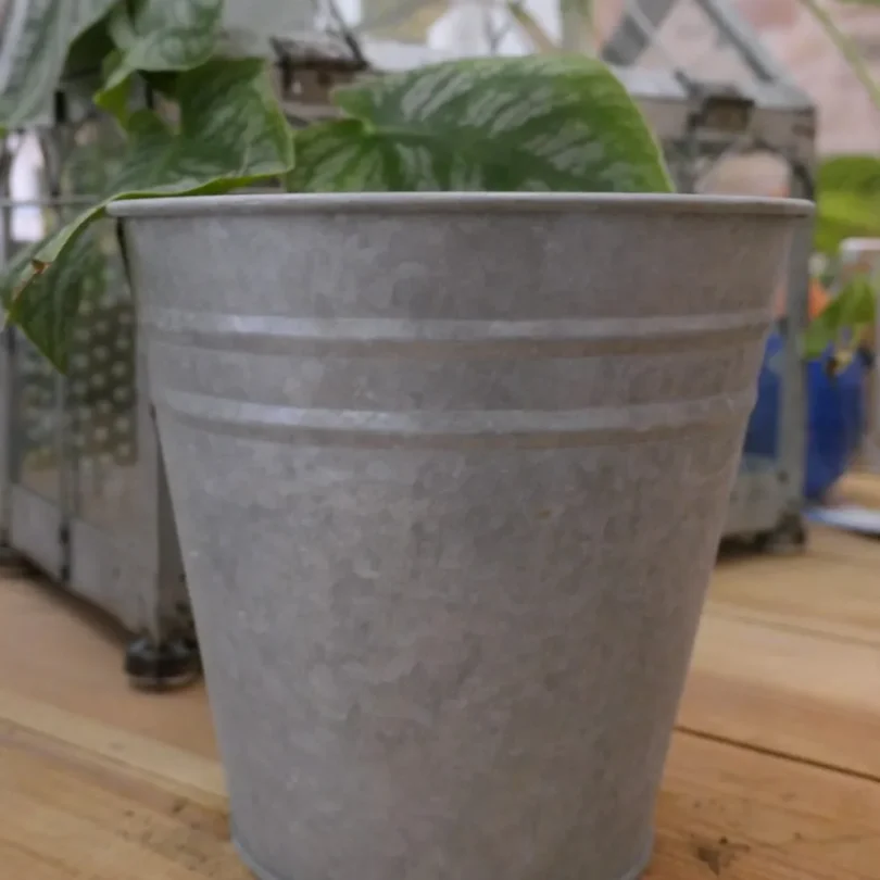 Cache pot en zinc patiné 14 cm